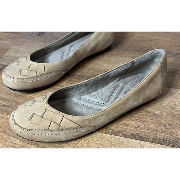 Women's Size 7 Suede Camel‎ Colored Naturalizer Flat - Picture 1 of 4